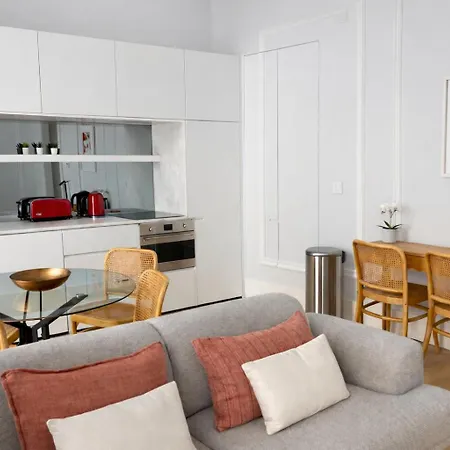2 Bed Flat With Balcony In * Lisboa