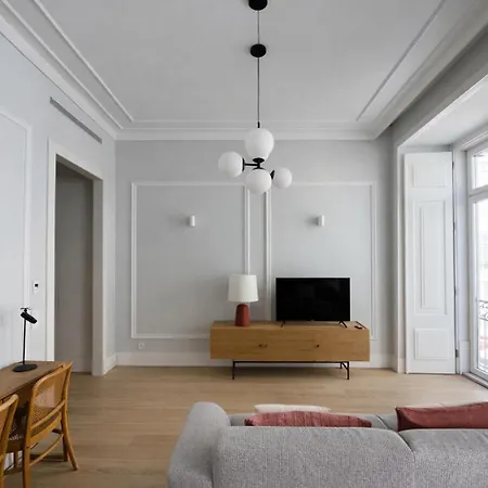2 Bed Flat With Balcony In * Lisboa
