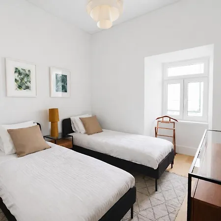 2 Bed Flat With Balcony In Appartement