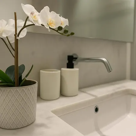 2 Bed Flat With Balcony In Lisbona