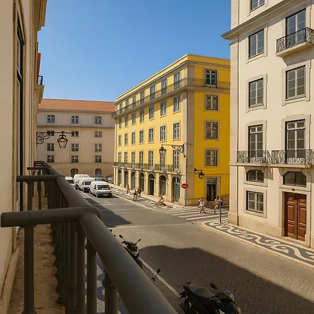 2 Bed Flat With Balcony In Appartamento *