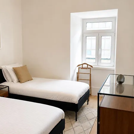 2 Bed Flat With Balcony In * Lisbona