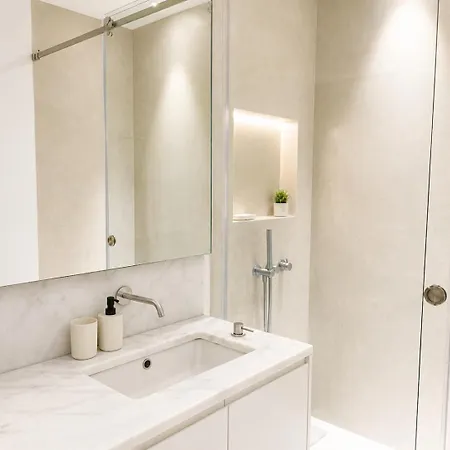 2 Bed Flat With Balcony In Appartement *
