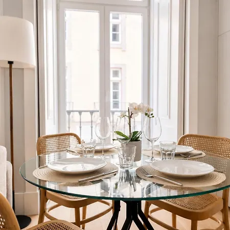 2 Bed Flat With Balcony In Appartement