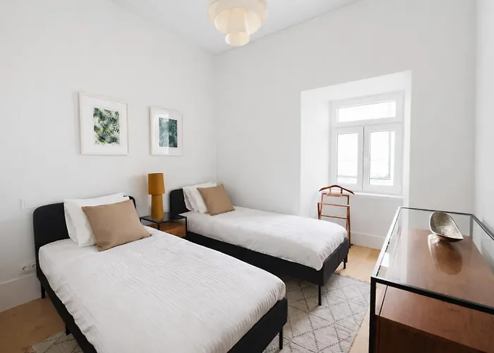 2 Bed Flat With Balcony In Appartamento