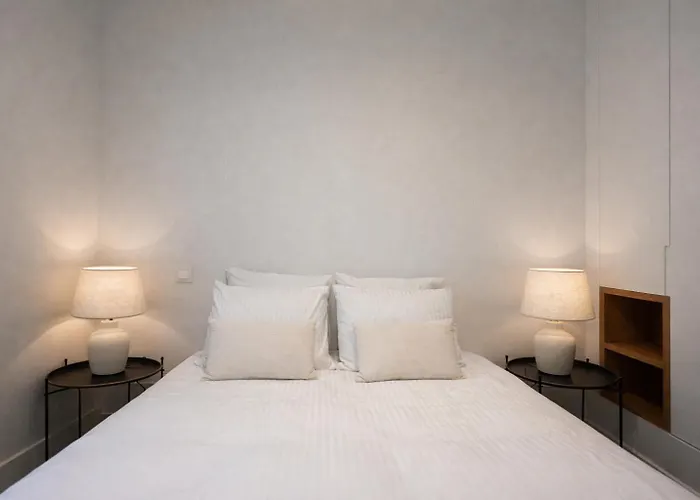 2 Bed Flat With Balcony In * Lisbona