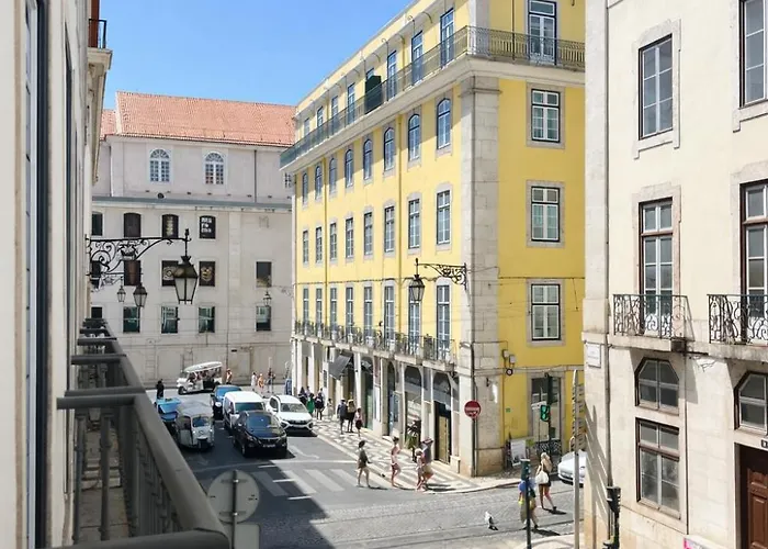 2 Bed Flat With Balcony In Lisboa