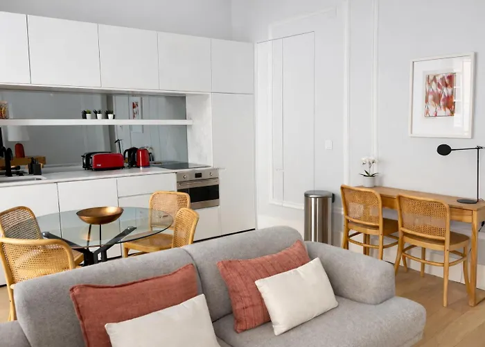 2 Bed Flat With Balcony In * Lisbona