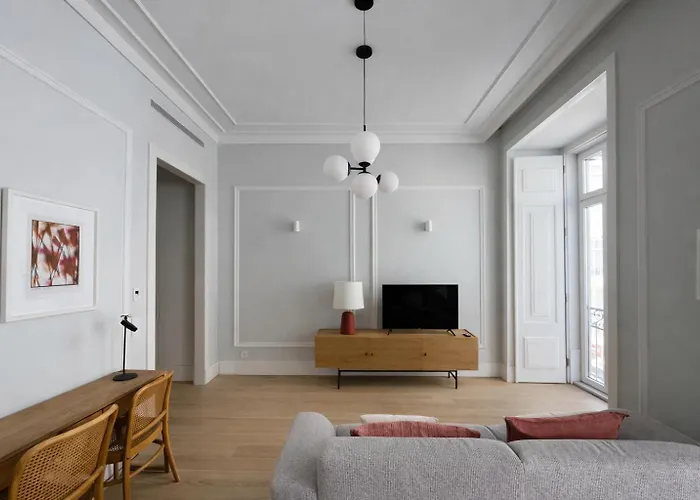 2 Bed Flat With Balcony In * Lisbona