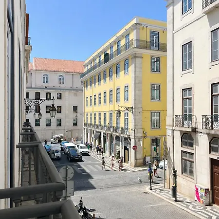 2 Bed Flat With Balcony In Lisboa