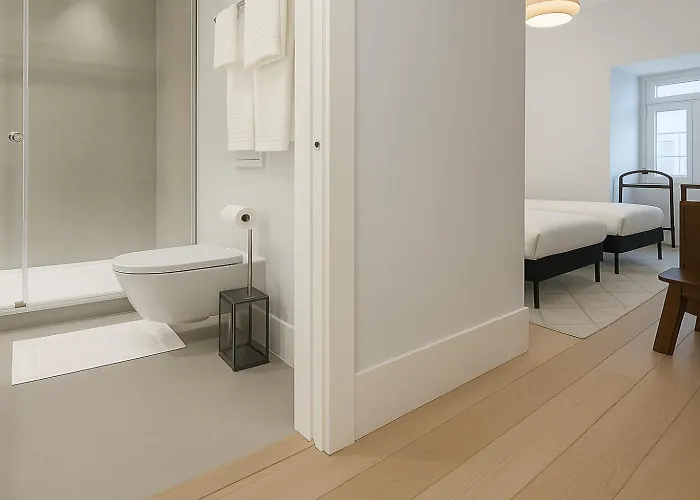 2 Bed Flat With Balcony In Lisboa