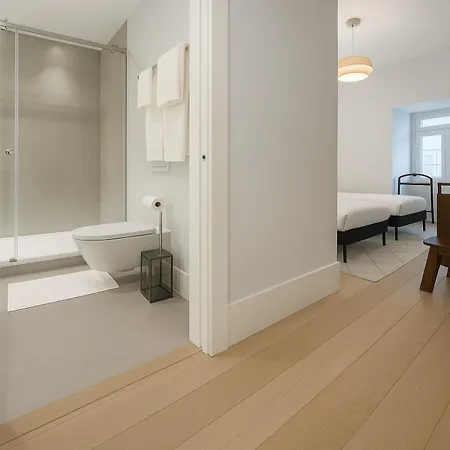 2 Bed Flat With Balcony In Lisboa