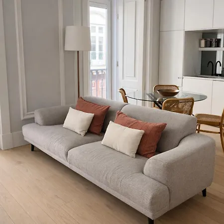 2 Bed Flat With Balcony In * ליסבון