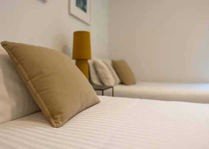 2 Bed Flat With Balcony In Διαμέρισμα