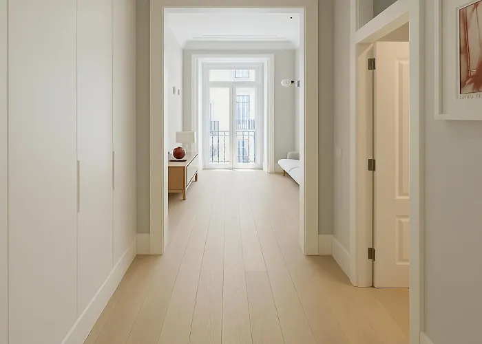 2 Bed Flat With Balcony In Διαμέρισμα