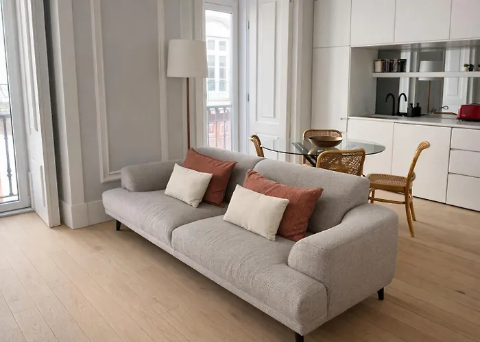 2 Bed Flat With Balcony In * Lisboa